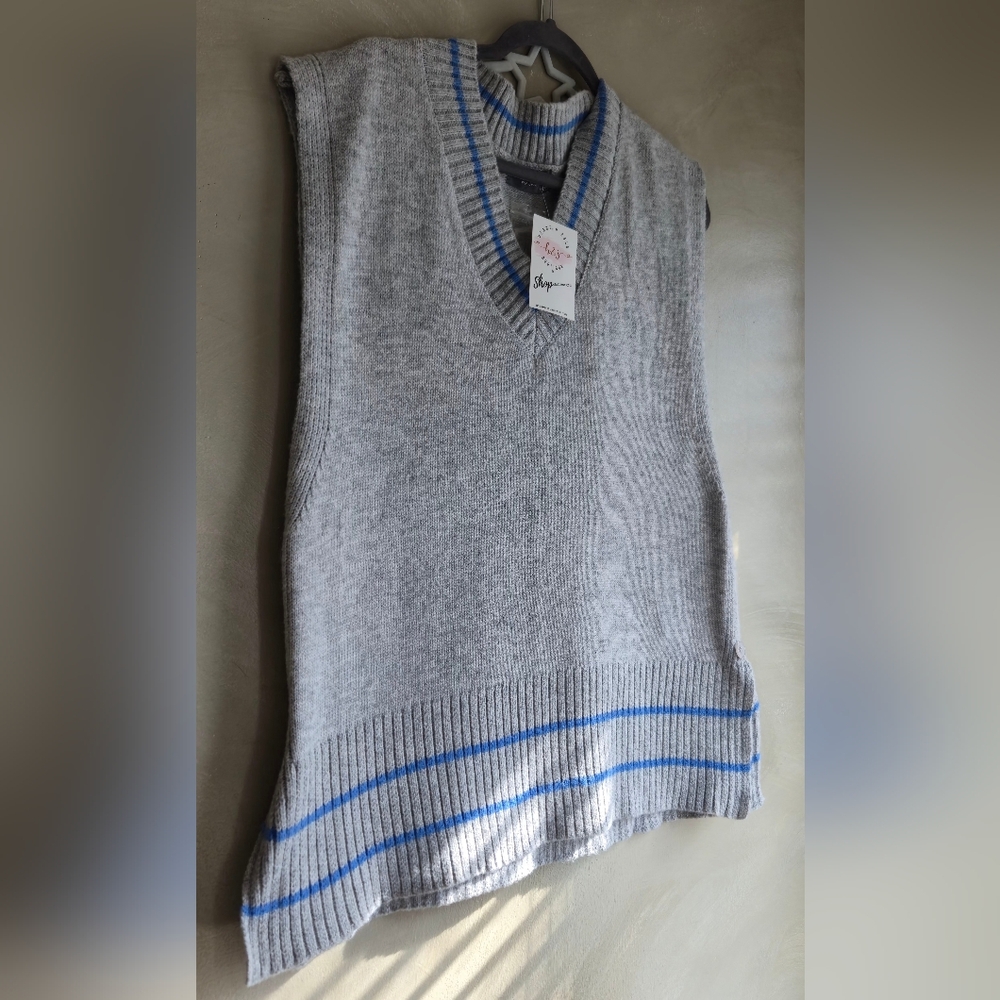 Classic Light Gray V-Neck Sweater Vest with Blue Trim